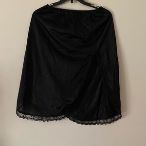 Mei Lin 1980’s black half slip knee length side slit midi sz small nylon lace